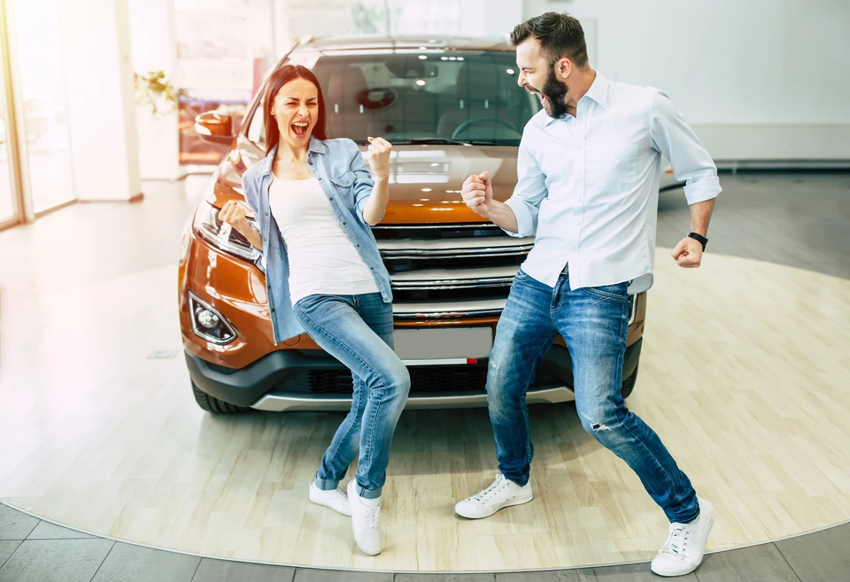 Sc&egrave;ne d'affaires dans un bureau lumineux o&ugrave; deux hommes finalisent une transaction automobile